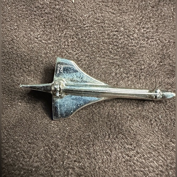 Louis Vuitton Shuttle Pin - Authentic - Picture 4 of 4